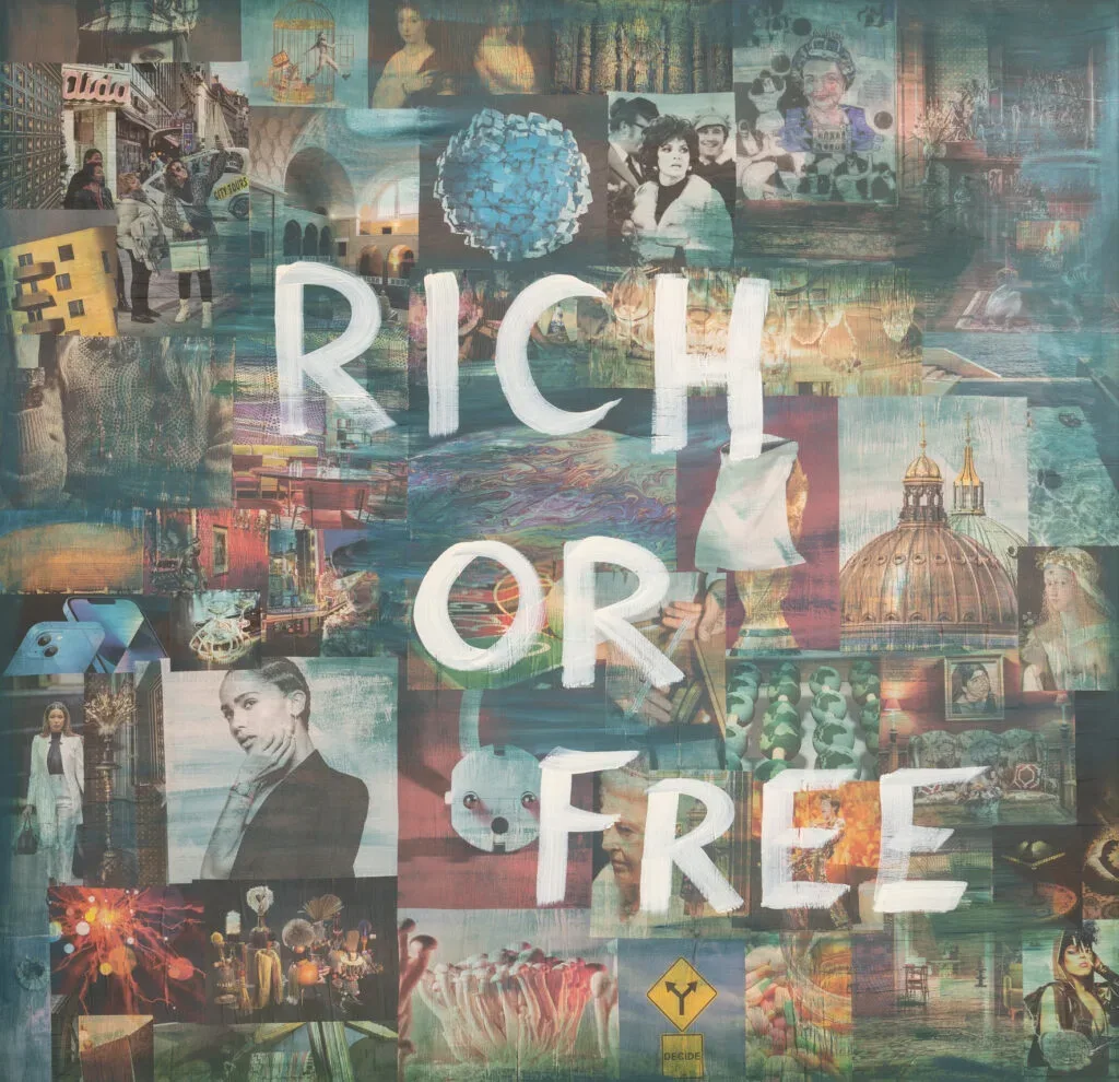 Collage im Hintergrund, "RICH OR FREE" in großen Buchstaben im Vordergrund.