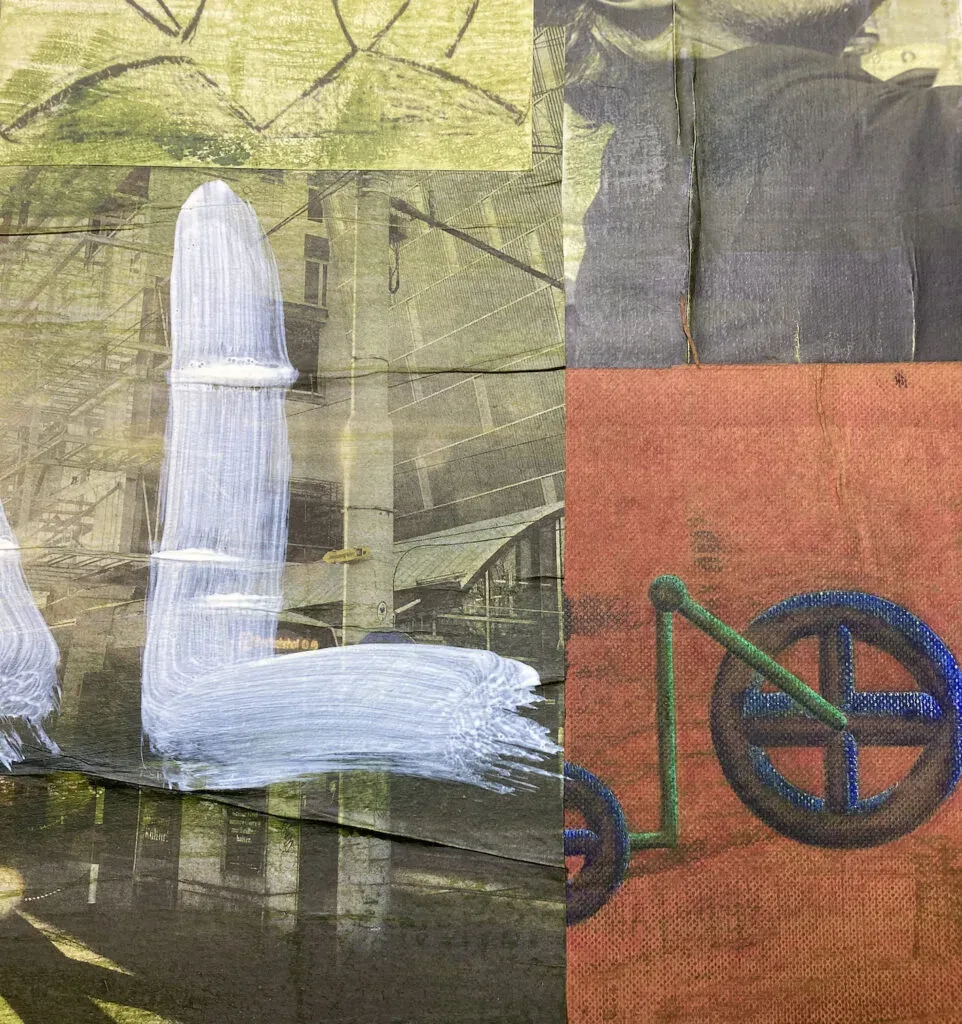 Abstraktes Kunstwerk mit übermalten Schichten und angedeuteten Formen auf strukturiertem Hintergrund