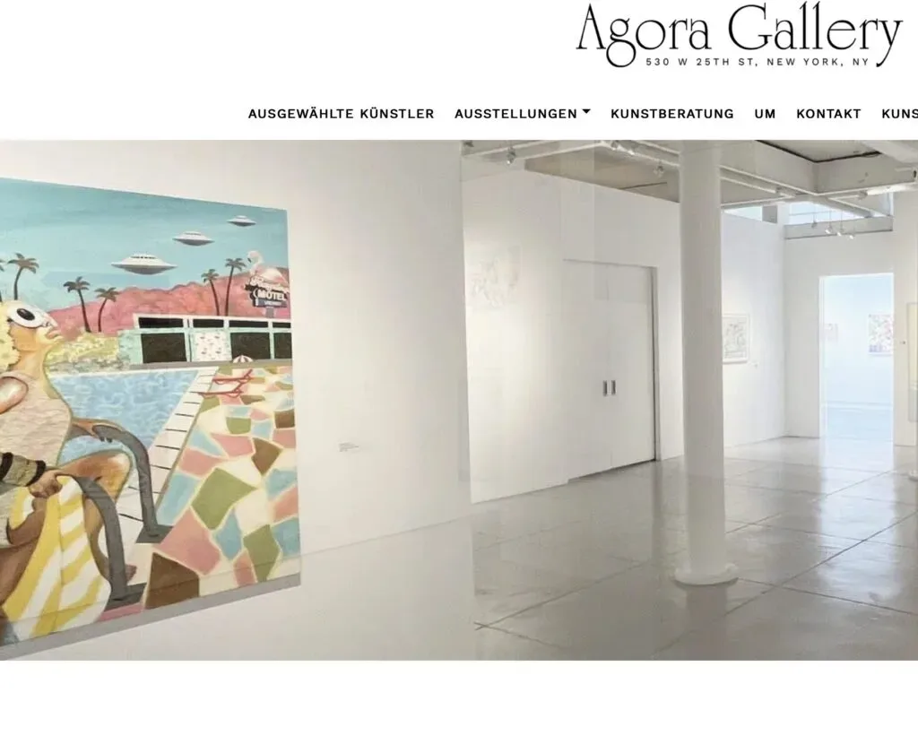 Ausstellungsraum der Agora Gallery mit moderner Kunst und weißem Interieur in New York City.